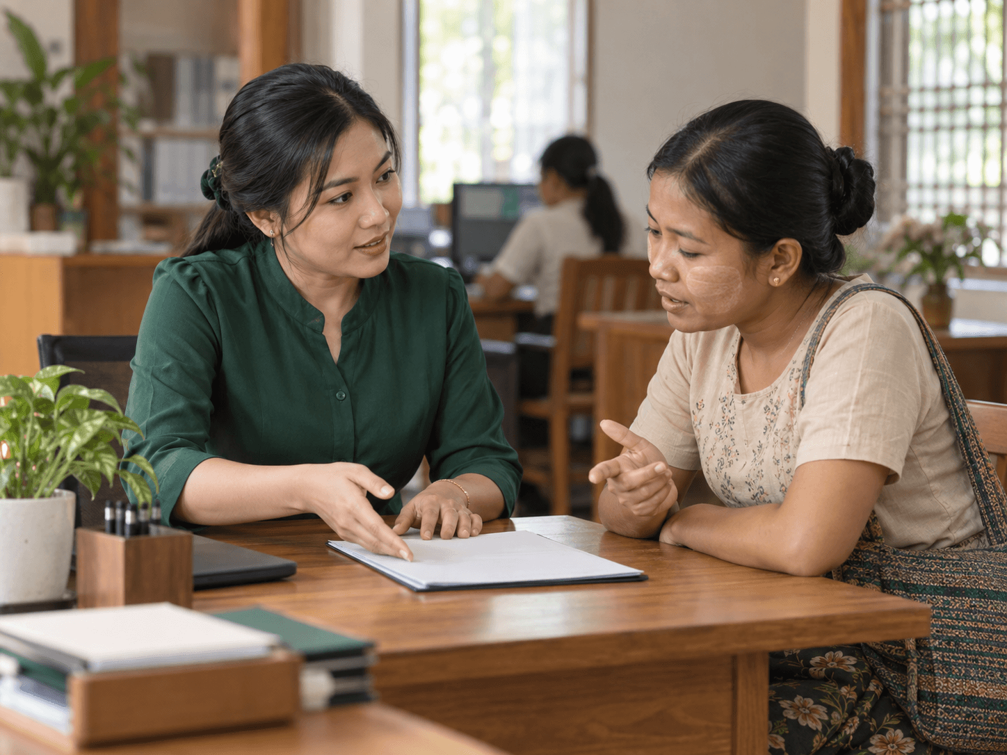 Micro Rise ဝန်ထမ်းက ဖောက်သည်ကို ဝန်ဆောင်မှုအကြောင်း ရှင်းပြနေသည့်ပုံရိပ်